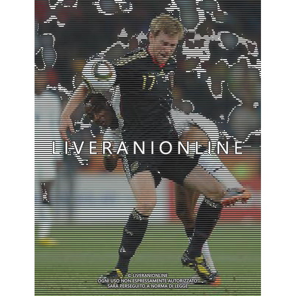 (100624) -- JOHANNESBURG, June 24, 2010 -- Germany\'s Per Mertesacker (R) vies for the ball during the 2010 World Cup Group D match between Germany and Ghana in Johannesburg, South Africa, June 23, 2010. Li Ga) ©Photoshot/Agenzia Aldo Liverani Sas - ITALY ONLY - GHANA - GERMANIA FIFA WORLD CUP CAMPIONATI MONDIALI SUD AFRICA 2010