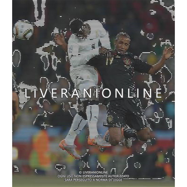 (100624) -- JOHANNESBURG, June 24, 2010 -- Germany\'s Cacau (R) vies with Ghana\'s Jonathan Mensah during the 2010 World Cup Group D match in Johannesburg, South Africa, June 23, 2010. Li Ga) ©Photoshot/Agenzia Aldo Liverani Sas - ITALY ONLY - GHANA - GERMANIA FIFA WORLD CUP CAMPIONATI MONDIALI SUD AFRICA 2010
