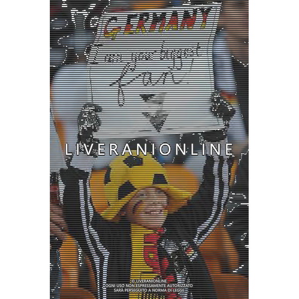 (100624) -- JOHANNESBURG, June 24, 2010 -- A supporter of Germany cheers for the team before the 2010 World Cup Group D match between Germany and Ghana in Johannesburg, South Africa, June 23, 2010. Li Ga) ©Photoshot/Agenzia Aldo Liverani Sas - ITALY ONLY - GHANA - GERMANIA FIFA WORLD CUP CAMPIONATI MONDIALI SUD AFRICA 2010