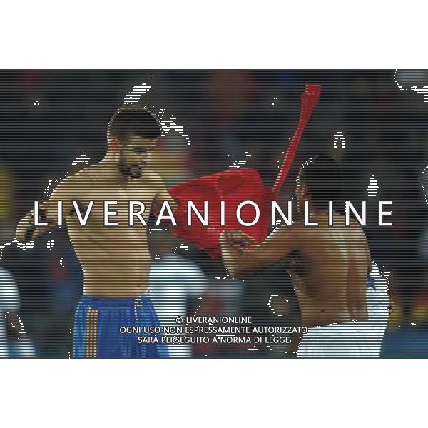 (100622) -- JOHANNESBURG, June 22, 2010 () -- Spain\'s Gerard Pique (L) exchanges shirt with Honduras\'s Ramon Nunez after the 2010 World Cup group H soccer match at Ellis Park Stadium in Johannesburg, South Africa, June 21, 2010. Spain won 2-0. (/Wang Yuguo) (kh) Photoshot/Agenzia Aldo Liverani Sas - ITALY ONLY: SPAGNA - HONDURAS FIFA WORLD CUP CAMPIONATI MONDIALI SUD AFRICA 2010