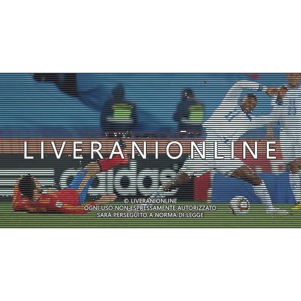 (100622) -- JOHANNESBURG, June 22, 2010 () -- Spain\'s Cesc Fabregas (L) vies for the ball during the 2010 World Cup group H soccer match against Honduras at Ellis Park Stadium in Johannesburg, South Africa, June 21, 2010. Spain won 2-0. (/Wang Yuguo) (kh) Photoshot/Agenzia Aldo Liverani Sas - ITALY ONLY: SPAGNA - HONDURAS FIFA WORLD CUP CAMPIONATI MONDIALI SUD AFRICA 2010