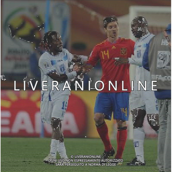 (100622) -- JOHANNESBURG, June 22, 2010 () -- Spain\'s Xabi Alonso (C) talks to Honduras\'s Osman Chavez (R) after the 2010 World Cup group H soccer match between Spain and Honduras at Ellis Park Stadium in Johannesburg, South Africa, June 21, 2010. Spain won 2-0. (/Wang Yuguo) (kh) Photoshot/Agenzia Aldo Liverani Sas - ITALY ONLY: SPAGNA - HONDURAS FIFA WORLD CUP CAMPIONATI MONDIALI SUD AFRICA 2010