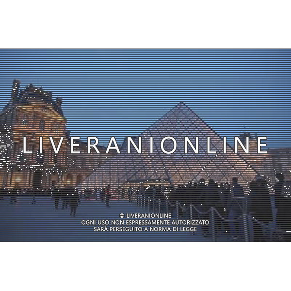 (100516) -- PARIS, May 16, 2010 -- People wait to visit Louvre Palace in Paris of France, on May 15, 2010. Over 3000 museums all over Europe were opened to public free during Saturday night, the sixth Night of Museums. Ying Qiang) (ypf) ©Photoshot/Agenzia Aldo Liverani Sas - ITALY ONLY - Museo - Palazzo del Louvre a Parigi, Francia