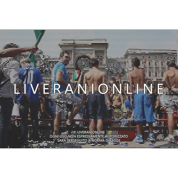 TIFOSI DELLA NAZIONALE ITALIANA DI CALCIO, IN PIAZZA DEL DUOMO A MILANO MENTRE GUARDANO LA PARTITA SLOVACCHIA - ITALIA FIFA WORLD CUP CAMPIONATI MONDIALI SUD AFRICA 2010 © ANTONIO SORANO - AG. ALDO LIVERANI SAS