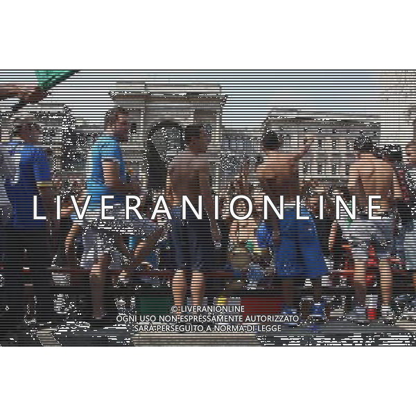 TIFOSI DELLA NAZIONALE ITALIANA DI CALCIO, IN PIAZZA DEL DUOMO A MILANO MENTRE GUARDANO LA PARTITA SLOVACCHIA - ITALIA FIFA WORLD CUP CAMPIONATI MONDIALI SUD AFRICA 2010 © ANTONIO SORANO - AG. ALDO LIVERANI SAS