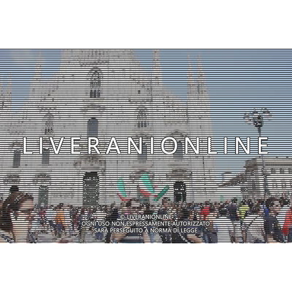 TIFOSI DELLA NAZIONALE ITALIANA DI CALCIO, IN PIAZZA DEL DUOMO A MILANO MENTRE GUARDANO LA PARTITA SLOVACCHIA - ITALIA FIFA WORLD CUP CAMPIONATI MONDIALI SUD AFRICA 2010 © ANTONIO SORANO - AG. ALDO LIVERANI SAS