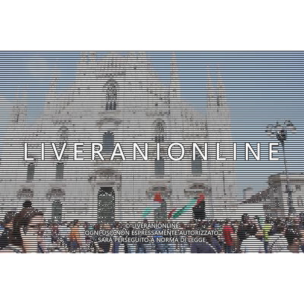 TIFOSI DELLA NAZIONALE ITALIANA DI CALCIO, IN PIAZZA DEL DUOMO A MILANO MENTRE GUARDANO LA PARTITA SLOVACCHIA - ITALIA FIFA WORLD CUP CAMPIONATI MONDIALI SUD AFRICA 2010 © ANTONIO SORANO - AG. ALDO LIVERANI SAS
