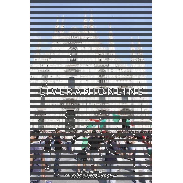TIFOSI DELLA NAZIONALE ITALIANA DI CALCIO, IN PIAZZA DEL DUOMO A MILANO MENTRE GUARDANO LA PARTITA SLOVACCHIA - ITALIA FIFA WORLD CUP CAMPIONATI MONDIALI SUD AFRICA 2010 © ANTONIO SORANO - AG. ALDO LIVERANI SAS