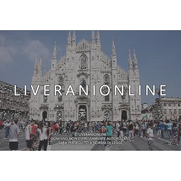 TIFOSI DELLA NAZIONALE ITALIANA DI CALCIO, IN PIAZZA DEL DUOMO A MILANO MENTRE GUARDANO LA PARTITA SLOVACCHIA - ITALIA FIFA WORLD CUP CAMPIONATI MONDIALI SUD AFRICA 2010 © ANTONIO SORANO - AG. ALDO LIVERANI SAS