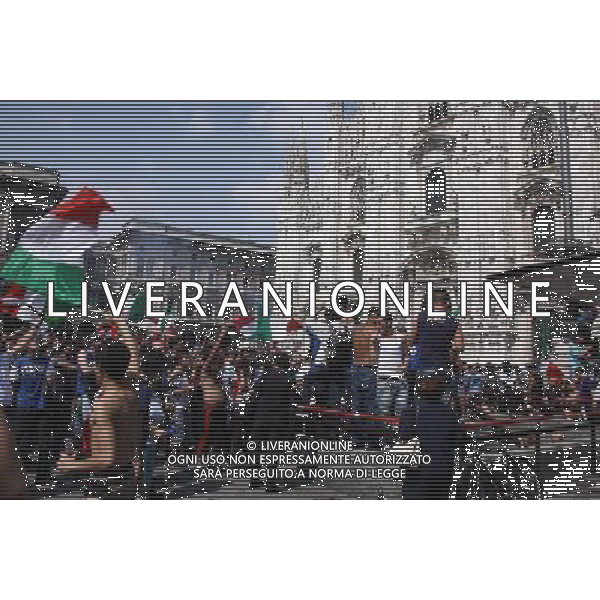 TIFOSI DELLA NAZIONALE ITALIANA DI CALCIO, IN PIAZZA DEL DUOMO A MILANO MENTRE GUARDANO LA PARTITA SLOVACCHIA - ITALIA FIFA WORLD CUP CAMPIONATI MONDIALI SUD AFRICA 2010 © ANTONIO SORANO - AG. ALDO LIVERANI SAS