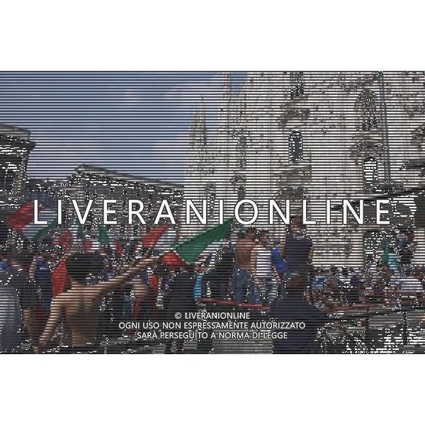 TIFOSI DELLA NAZIONALE ITALIANA DI CALCIO, IN PIAZZA DEL DUOMO A MILANO MENTRE GUARDANO LA PARTITA SLOVACCHIA - ITALIA FIFA WORLD CUP CAMPIONATI MONDIALI SUD AFRICA 2010 © ANTONIO SORANO - AG. ALDO LIVERANI SAS