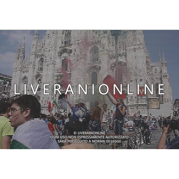 TIFOSI DELLA NAZIONALE ITALIANA DI CALCIO, IN PIAZZA DEL DUOMO A MILANO MENTRE GUARDANO LA PARTITA SLOVACCHIA - ITALIA FIFA WORLD CUP CAMPIONATI MONDIALI SUD AFRICA 2010 © ANTONIO SORANO - AG. ALDO LIVERANI SAS