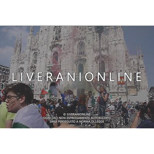 TIFOSI DELLA NAZIONALE ITALIANA DI CALCIO, IN PIAZZA DEL DUOMO A MILANO MENTRE GUARDANO LA PARTITA SLOVACCHIA - ITALIA FIFA WORLD CUP CAMPIONATI MONDIALI SUD AFRICA 2010 © ANTONIO SORANO - AG. ALDO LIVERANI SAS