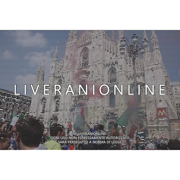 TIFOSI DELLA NAZIONALE ITALIANA DI CALCIO, IN PIAZZA DEL DUOMO A MILANO MENTRE GUARDANO LA PARTITA SLOVACCHIA - ITALIA FIFA WORLD CUP CAMPIONATI MONDIALI SUD AFRICA 2010 © ANTONIO SORANO - AG. ALDO LIVERANI SAS
