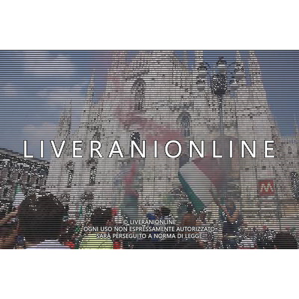 TIFOSI DELLA NAZIONALE ITALIANA DI CALCIO, IN PIAZZA DEL DUOMO A MILANO MENTRE GUARDANO LA PARTITA SLOVACCHIA - ITALIA FIFA WORLD CUP CAMPIONATI MONDIALI SUD AFRICA 2010 © ANTONIO SORANO - AG. ALDO LIVERANI SAS