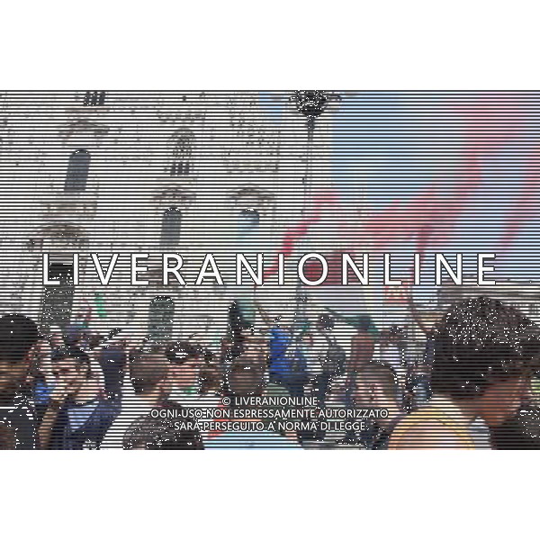 TIFOSI DELLA NAZIONALE ITALIANA DI CALCIO, IN PIAZZA DEL DUOMO A MILANO MENTRE GUARDANO LA PARTITA SLOVACCHIA - ITALIA FIFA WORLD CUP CAMPIONATI MONDIALI SUD AFRICA 2010 © ANTONIO SORANO - AG. ALDO LIVERANI SAS