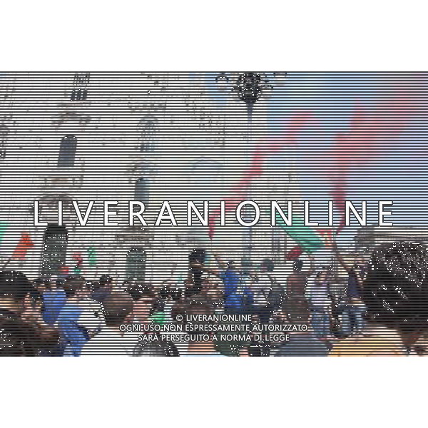 TIFOSI DELLA NAZIONALE ITALIANA DI CALCIO, IN PIAZZA DEL DUOMO A MILANO MENTRE GUARDANO LA PARTITA SLOVACCHIA - ITALIA FIFA WORLD CUP CAMPIONATI MONDIALI SUD AFRICA 2010 © ANTONIO SORANO - AG. ALDO LIVERANI SAS