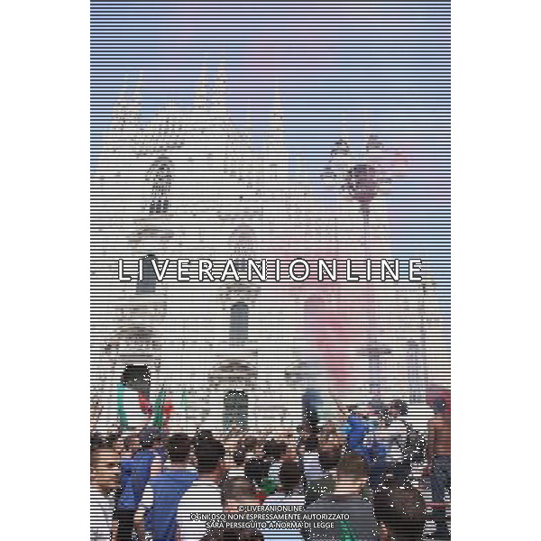 TIFOSI DELLA NAZIONALE ITALIANA DI CALCIO, IN PIAZZA DEL DUOMO A MILANO MENTRE GUARDANO LA PARTITA SLOVACCHIA - ITALIA FIFA WORLD CUP CAMPIONATI MONDIALI SUD AFRICA 2010 © ANTONIO SORANO - AG. ALDO LIVERANI SAS