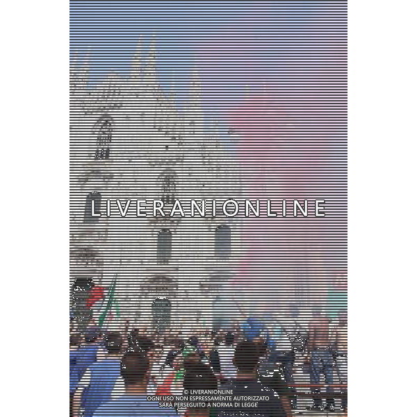 TIFOSI DELLA NAZIONALE ITALIANA DI CALCIO, IN PIAZZA DEL DUOMO A MILANO MENTRE GUARDANO LA PARTITA SLOVACCHIA - ITALIA FIFA WORLD CUP CAMPIONATI MONDIALI SUD AFRICA 2010 © ANTONIO SORANO - AG. ALDO LIVERANI SAS