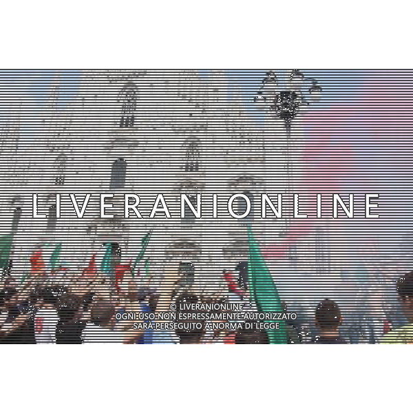 TIFOSI DELLA NAZIONALE ITALIANA DI CALCIO, IN PIAZZA DEL DUOMO A MILANO MENTRE GUARDANO LA PARTITA SLOVACCHIA - ITALIA FIFA WORLD CUP CAMPIONATI MONDIALI SUD AFRICA 2010 © ANTONIO SORANO - AG. ALDO LIVERANI SAS