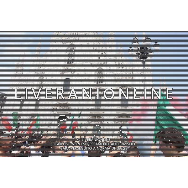 TIFOSI DELLA NAZIONALE ITALIANA DI CALCIO, IN PIAZZA DEL DUOMO A MILANO MENTRE GUARDANO LA PARTITA SLOVACCHIA - ITALIA FIFA WORLD CUP CAMPIONATI MONDIALI SUD AFRICA 2010 © ANTONIO SORANO - AG. ALDO LIVERANI SAS