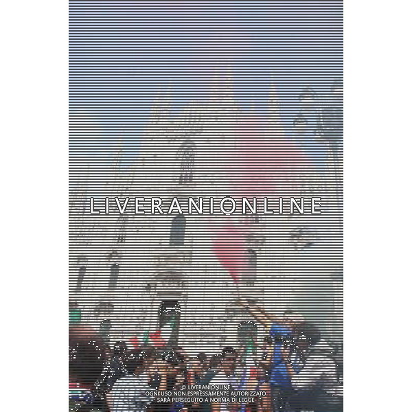 TIFOSI DELLA NAZIONALE ITALIANA DI CALCIO, IN PIAZZA DEL DUOMO A MILANO MENTRE GUARDANO LA PARTITA SLOVACCHIA - ITALIA FIFA WORLD CUP CAMPIONATI MONDIALI SUD AFRICA 2010 © ANTONIO SORANO - AG. ALDO LIVERANI SAS