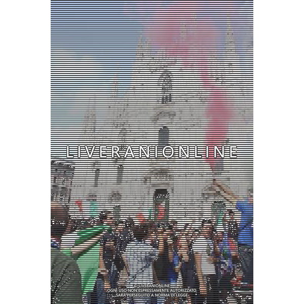 TIFOSI DELLA NAZIONALE ITALIANA DI CALCIO, IN PIAZZA DEL DUOMO A MILANO MENTRE GUARDANO LA PARTITA SLOVACCHIA - ITALIA FIFA WORLD CUP CAMPIONATI MONDIALI SUD AFRICA 2010 © ANTONIO SORANO - AG. ALDO LIVERANI SAS