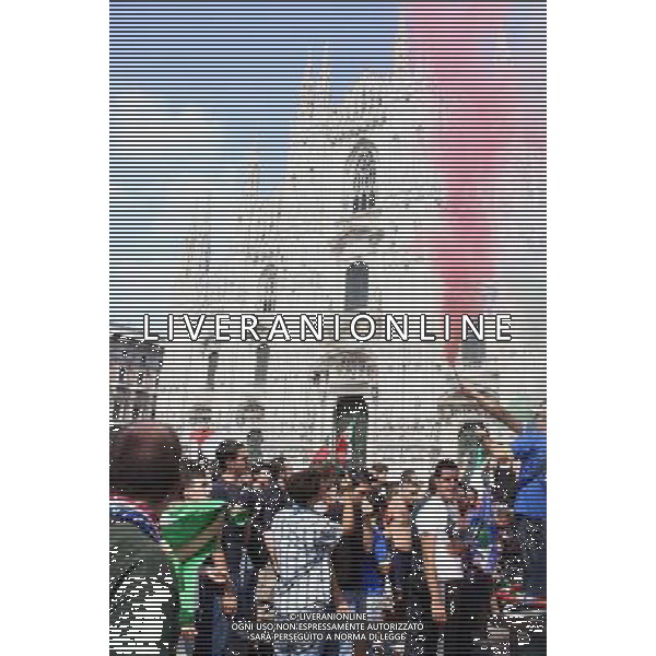 TIFOSI DELLA NAZIONALE ITALIANA DI CALCIO, IN PIAZZA DEL DUOMO A MILANO MENTRE GUARDANO LA PARTITA SLOVACCHIA - ITALIA FIFA WORLD CUP CAMPIONATI MONDIALI SUD AFRICA 2010 © ANTONIO SORANO - AG. ALDO LIVERANI SAS