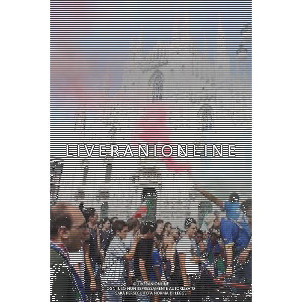 TIFOSI DELLA NAZIONALE ITALIANA DI CALCIO, IN PIAZZA DEL DUOMO A MILANO MENTRE GUARDANO LA PARTITA SLOVACCHIA - ITALIA FIFA WORLD CUP CAMPIONATI MONDIALI SUD AFRICA 2010 © ANTONIO SORANO - AG. ALDO LIVERANI SAS