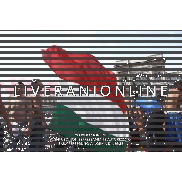 TIFOSI DELLA NAZIONALE ITALIANA DI CALCIO, IN PIAZZA DEL DUOMO A MILANO MENTRE GUARDANO LA PARTITA SLOVACCHIA - ITALIA FIFA WORLD CUP CAMPIONATI MONDIALI SUD AFRICA 2010 © ANTONIO SORANO - AG. ALDO LIVERANI SAS