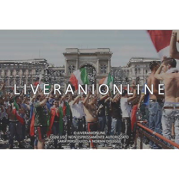 TIFOSI DELLA NAZIONALE ITALIANA DI CALCIO, IN PIAZZA DEL DUOMO A MILANO MENTRE GUARDANO LA PARTITA SLOVACCHIA - ITALIA FIFA WORLD CUP CAMPIONATI MONDIALI SUD AFRICA 2010 © ANTONIO SORANO - AG. ALDO LIVERANI SAS