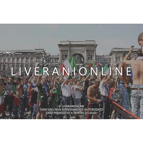 TIFOSI DELLA NAZIONALE ITALIANA DI CALCIO, IN PIAZZA DEL DUOMO A MILANO MENTRE GUARDANO LA PARTITA SLOVACCHIA - ITALIA FIFA WORLD CUP CAMPIONATI MONDIALI SUD AFRICA 2010 © ANTONIO SORANO - AG. ALDO LIVERANI SAS