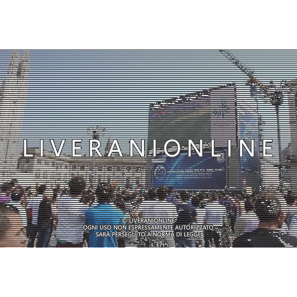TIFOSI DELLA NAZIONALE ITALIANA DI CALCIO, IN PIAZZA DEL DUOMO A MILANO MENTRE GUARDANO LA PARTITA SLOVACCHIA - ITALIA FIFA WORLD CUP CAMPIONATI MONDIALI SUD AFRICA 2010 © ANTONIO SORANO - AG. ALDO LIVERANI SAS