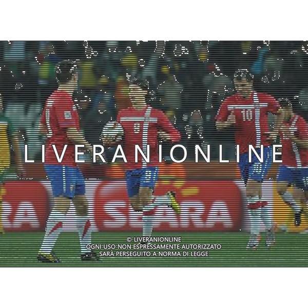 (100624) -- NELSPRUIT, June 24, 2010 () -- Serbia\'s Marko Pantelic (C) holds the ball after he scored a goal during the 2010 World Cup Group D match against Australia in Nelspruit, South Africa, June 23, 2010. Australia won the match 2-1. Both Serbia and Australia are disqualified for the round of 16. (/Xu Suhui) ©Photoshot/Agenzia Aldo Liverani Sas - ITALY ONLY: AUSTRALIA - SERBIA FIFA WORLD CUP CAMPIONATI MONDIALI SUD AFRICA 2010