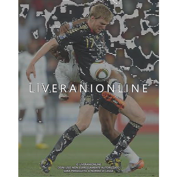 (100624) -- JOHANNESBURG, June 24, 2010 () -- Germany\'s Per Mertesacker (R) vies for the ball during the 2010 World Cup Group D match against Ghana in Johannesburg, South Africa, June 23, 2010. Germany won the match 1-0. Both Germany and Ghana are qualified for the round of 16. (/Li Ga) ©Photoshot/Agenzia Aldo Liverani Sas - ITALY ONLY: GERMANIA - GHANA FIFA WORLD CUP CAMPIONATI MONDIALI SUD AFRICA 2010