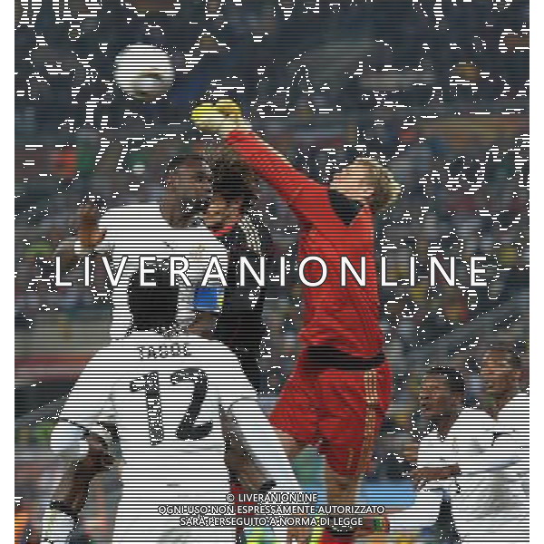 (100624) -- JOHANNESBURG, June 24, 2010 () -- Germany\'s golakeeper Manuel Neuer (top R) saves the ball during the 2010 World Cup Group D match against Ghana in Johannesburg, South Africa, June 23, 2010. Germany won the match 1-0. Both Germany and Ghana are qualified for the round of 16. (/Wang Yuguo) ©Photoshot/Agenzia Aldo Liverani Sas - ITALY ONLY: GERMANIA - GHANA FIFA WORLD CUP CAMPIONATI MONDIALI SUD AFRICA 2010