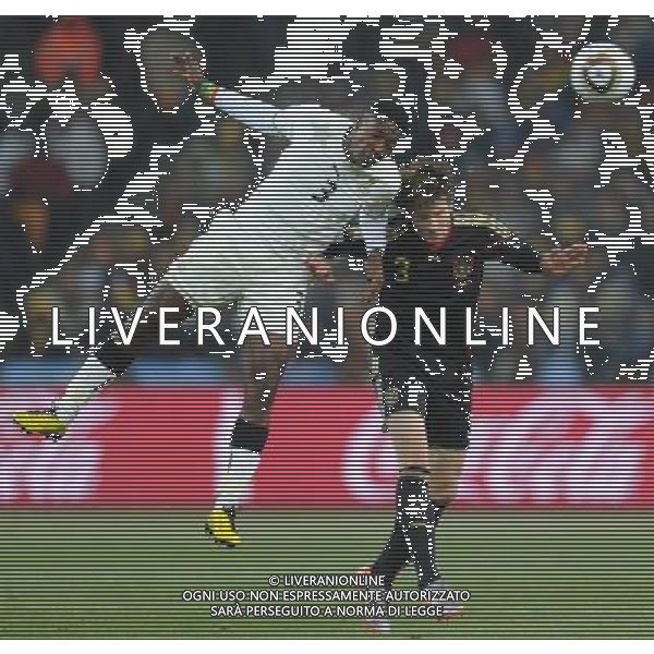 (100624) -- JOHANNESBURG, June 24, 2010 () -- Germany\'s Arne Friedrich (R) vies with Ghana\'s Asamoah Gyan during the 2010 World Cup Group D match in Johannesburg, South Africa, June 23, 2010. Germany won the match 1-0. Both Germany and Ghana are qualified for the round of 16. (/Li Ga) ©Photoshot/Agenzia Aldo Liverani Sas - ITALY ONLY: GERMANIA - GHANA FIFA WORLD CUP CAMPIONATI MONDIALI SUD AFRICA 2010