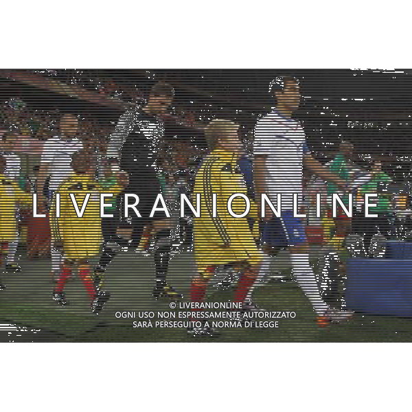 (100625) -- CAPE TOWN, June 25, 2010 -- Players of Netherlands are escorted by the soccer boys to march into the pitch at the beginning of the Group E last round match between Netherlands and Cameroon at 2010 FIFA World Cup at Green Point stadium in Cape Town, South Africa, on June 24, 2010. Xing Guangli) (xm) ©Photoshot/Agenzia Aldo Liverani Sas - ITALY ONLY: OLANDA - CAMERUN FIFA WORLD CUP CAMPIONATI MONDIALI SUD AFRICA 2010