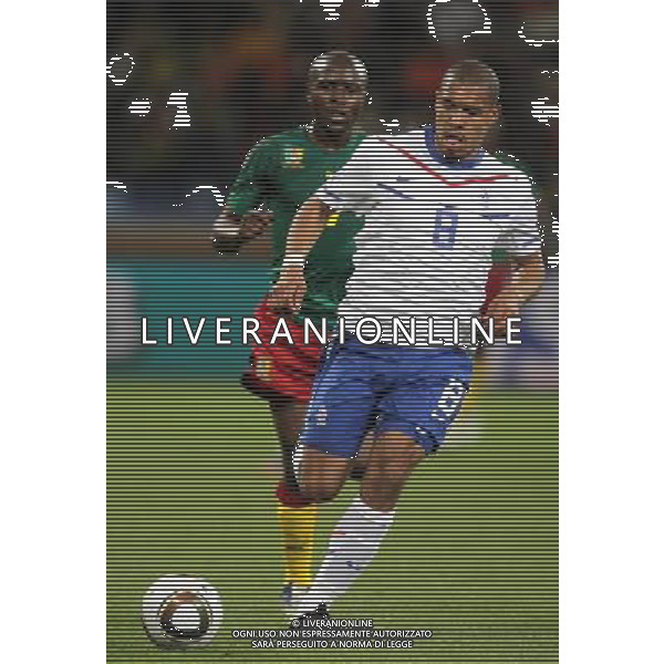 (100625) -- CAPE TOWN, June 25, 2010 -- Nigel De Jong (front) of Netherlands runs with the ball during the Group E last round match between Netherlands and Cameroon at 2010 FIFA World Cup at Green Point stadium in Cape Town, South Africa, on June 24, 2010. Xing Guangli) (xm) ©Photoshot/Agenzia Aldo Liverani Sas - ITALY ONLY: OLANDA - CAMERUN FIFA WORLD CUP CAMPIONATI MONDIALI SUD AFRICA 2010