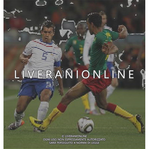 (100625) -- CAPE TOWN, June 25, 2010 -- Giovanni Van Bronckhorst (L) of Netherlands fights for the ball during the Group E last round match between Netherlands and Cameroon at 2010 FIFA World Cup at Green Point stadium in Cape Town, South Africa, on June 24, 2010. Xing Guangli) (xm) ©Photoshot/Agenzia Aldo Liverani Sas - ITALY ONLY: OLANDA - CAMERUN FIFA WORLD CUP CAMPIONATI MONDIALI SUD AFRICA 2010
