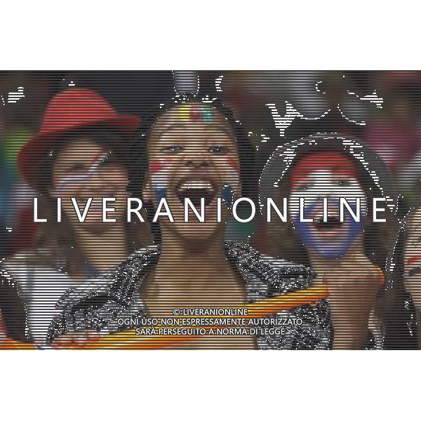 (100625) -- CAPE TOWN, June 25, 2010 -- A female fan (C) painted with both national flags of Netherlands and Cameroon on face cheers prior to the Group E last round match between Netherlands and Cameroon at 2010 FIFA World Cup at Green Point stadium in Cape Town, South Africa, on June 24, 2010. Xing Guangli) (xm) ©Photoshot/Agenzia Aldo Liverani Sas - ITALY ONLY: OLANDA - CAMERUN FIFA WORLD CUP CAMPIONATI MONDIALI SUD AFRICA 2010