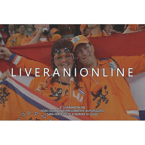 (100625) -- CAPE TOWN, June 25, 2010 -- Dutch supporters cheer prior to the Group E last round match between Netherlands and Cameroon at 2010 FIFA World Cup at Green Point stadium in Cape Town, South Africa, on June 24, 2010. Xing Guangli) (xm) ©Photoshot/Agenzia Aldo Liverani Sas - ITALY ONLY: OLANDA - CAMERUN FIFA WORLD CUP CAMPIONATI MONDIALI SUD AFRICA 2010