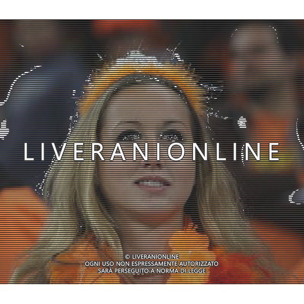 (100625) -- CAPE TOWN, June 25, 2010 -- A Dutch female fan awaits prior to the Group E last round match between Netherlands and Cameroon at 2010 FIFA World Cup at Green Point stadium in Cape Town, South Africa, on June 24, 2010. Xing Guangli) (xm) ©Photoshot/Agenzia Aldo Liverani Sas - ITALY ONLY: OLANDA - CAMERUN FIFA WORLD CUP CAMPIONATI MONDIALI SUD AFRICA 2010