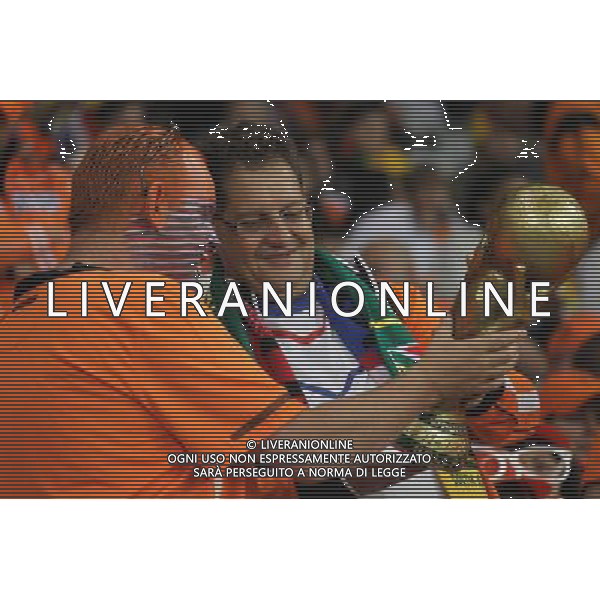 (100625) -- CAPE TOWN, June 25, 2010 -- Dutch supporters look on a \'Jules Rimet Cup\' model specially for Netherlands prior to the Group E last round match between Netherlands and Cameroon at 2010 FIFA World Cup at Green Point stadium in Cape Town, South Africa, on June 24, 2010. Xing Guangli) (xm) ©Photoshot/Agenzia Aldo Liverani Sas - ITALY ONLY: OLANDA - CAMERUN FIFA WORLD CUP CAMPIONATI MONDIALI SUD AFRICA 2010