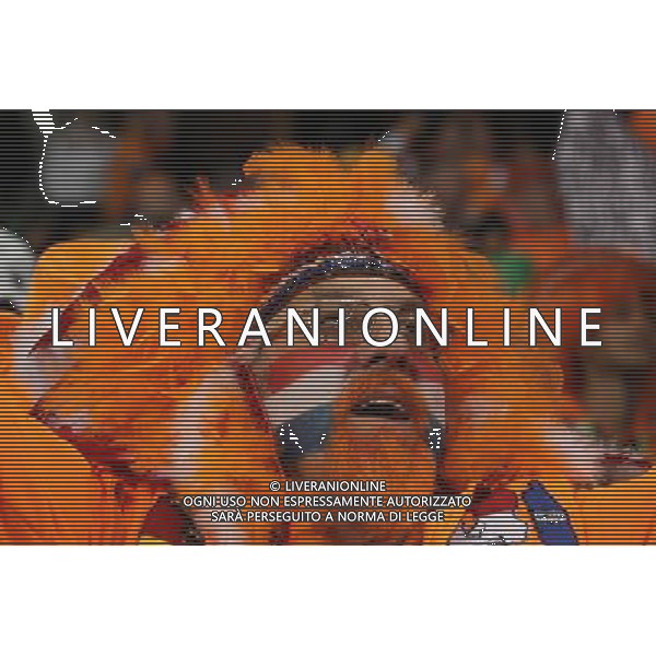 (100625) -- CAPE TOWN, June 25, 2010 -- A Dutch supporter cheers prior to the Group E last round match between Netherlands and Cameroon at 2010 FIFA World Cup at Green Point stadium in Cape Town, South Africa, on June 24, 2010. Xing Guangli) (xm) ©Photoshot/Agenzia Aldo Liverani Sas - ITALY ONLY: OLANDA - CAMERUN FIFA WORLD CUP CAMPIONATI MONDIALI SUD AFRICA 2010