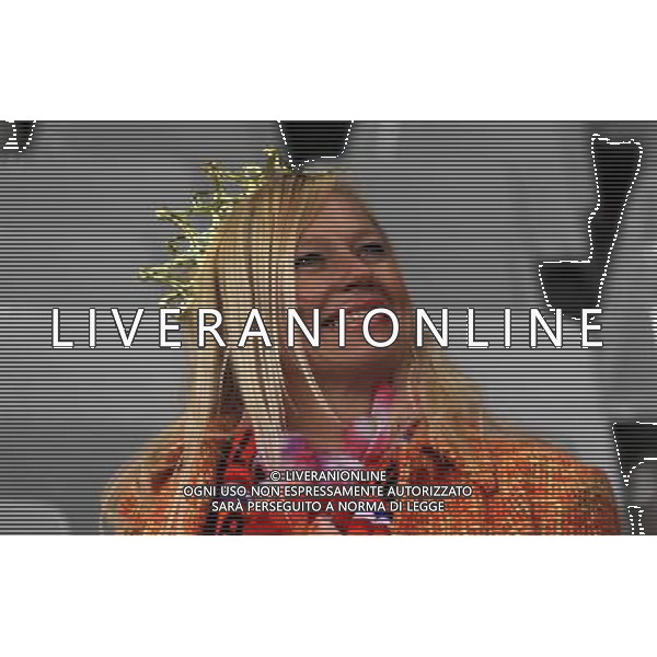 (100625) -- CAPE TOWN, June 25, 2010 -- A Dutch supporter dresses like a queen prior to the Group E last round match between Netherlands and Cameroon at 2010 FIFA World Cup at Green Point stadium in Cape Town, South Africa, on June 24, 2010. Xing Guangli) (xm) ©Photoshot/Agenzia Aldo Liverani Sas - ITALY ONLY: OLANDA - CAMERUN FIFA WORLD CUP CAMPIONATI MONDIALI SUD AFRICA 2010