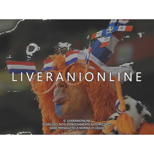 (100625) -- CAPE TOWN, June 25, 2010 -- A Dutch supporter cheers prior to the Group E last round match between Netherlands and Cameroon at 2010 FIFA World Cup at Green Point stadium in Cape Town, South Africa, on June 24, 2010. Xing Guangli) (xm) ©Photoshot/Agenzia Aldo Liverani Sas - ITALY ONLY: OLANDA - CAMERUN FIFA WORLD CUP CAMPIONATI MONDIALI SUD AFRICA 2010