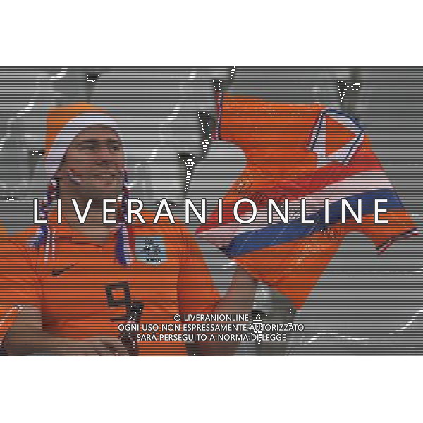 (100625) -- CAPE TOWN, June 25, 2010 -- A Dutch supporter cheers prior to the Group E last round match between Netherlands and Cameroon at 2010 FIFA World Cup at Green Point stadium in Cape Town, South Africa, on June 24, 2010. Xing Guangli) (xm) ©Photoshot/Agenzia Aldo Liverani Sas - ITALY ONLY: OLANDA - CAMERUN FIFA WORLD CUP CAMPIONATI MONDIALI SUD AFRICA 2010