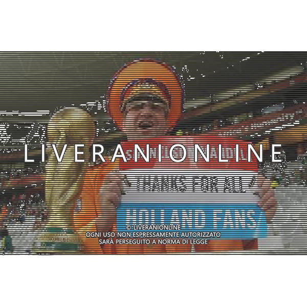(100625) -- CAPE TOWN, June 25, 2010 -- A Dutch supporter holds a poster prior to the Group E last round match between Netherlands and Cameroon at 2010 FIFA World Cup at Green Point stadium in Cape Town, South Africa, on June 24, 2010. Xing Guangli) (xm) ©Photoshot/Agenzia Aldo Liverani Sas - ITALY ONLY: OLANDA - CAMERUN FIFA WORLD CUP CAMPIONATI MONDIALI SUD AFRICA 2010
