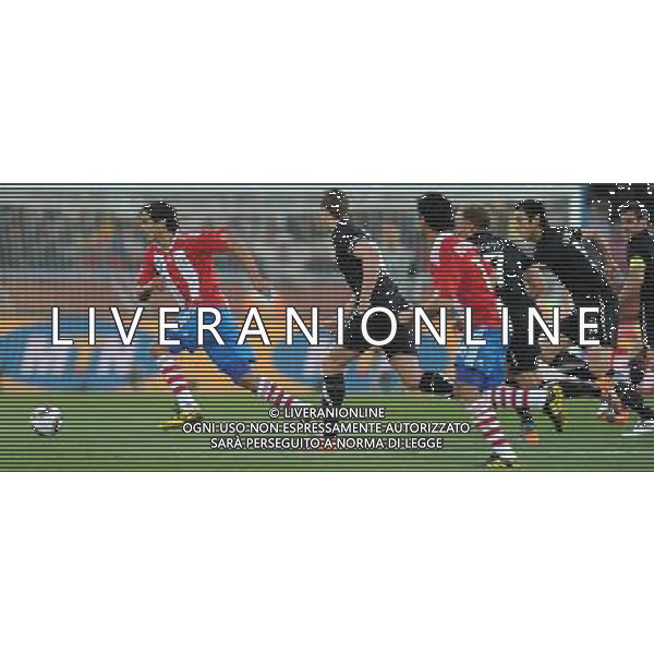 (100624) -- POLOKWANE, June 24, 2010 -- Paraguay\'s Roque Santa Cruz (1st L) breaks through during the 2010 World Cup Group F soccer match against New Zealand at Peter Mokaba stadium in Polokwane, South Africa, June 24, 2010. The match tied 0-0 and Paraguay progressed to the next round. Li Ga) (kh) ©Photoshot/Agenzia Aldo Liverani Sas - ITALY ONLY: PARAGUAY - NUOVA ZELANDA FIFA WORLD CUP CAMPIONATI MONDIALI SUD AFRICA 2010